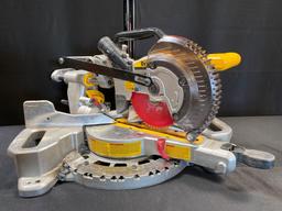 DeWALT 7-1/4" (184 mm) CORDLESS SLIDING COMPOUND MITER SAW KIT