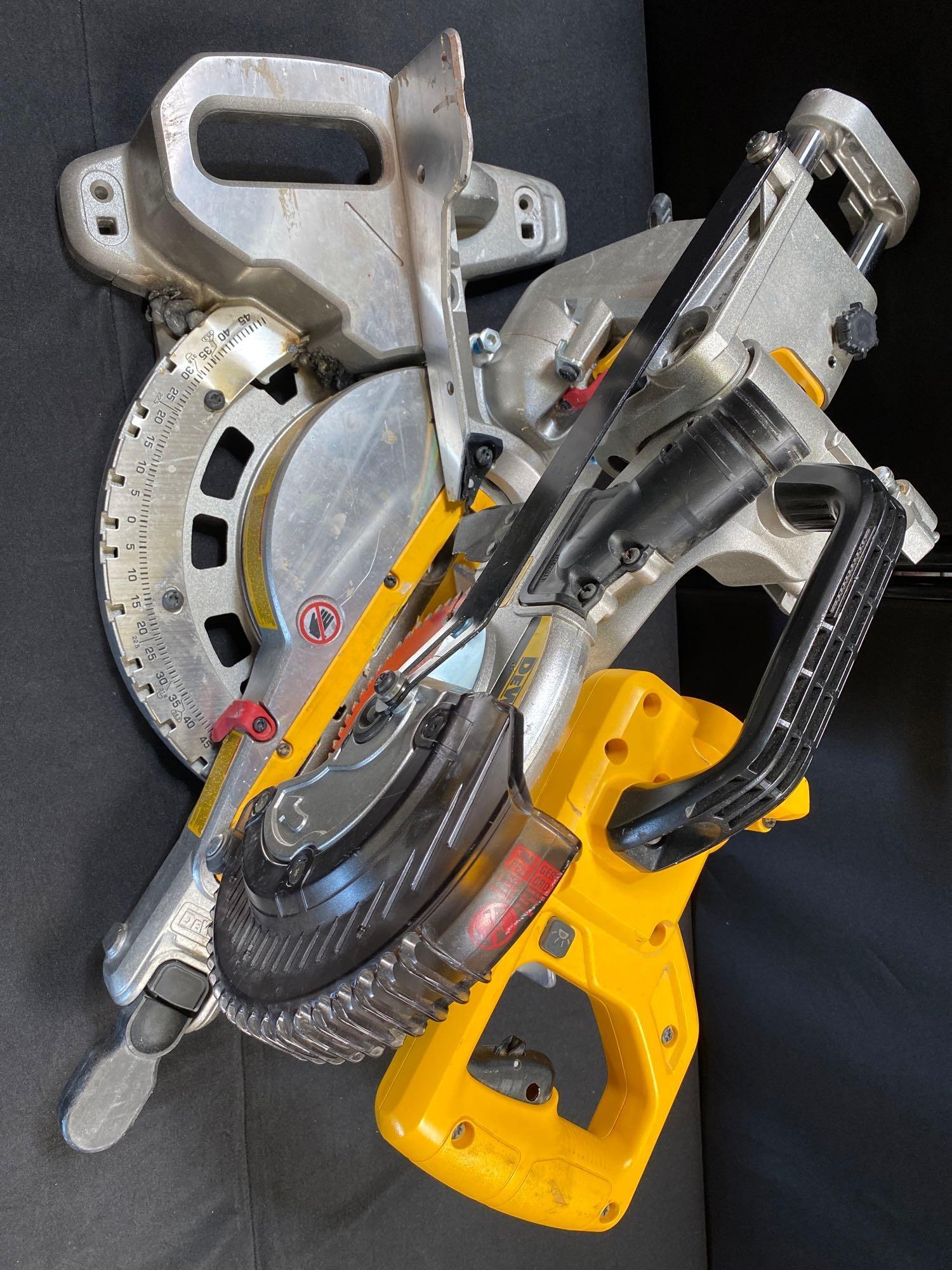 DeWALT 7-1/4" (184 mm) CORDLESS SLIDING COMPOUND MITER SAW KIT