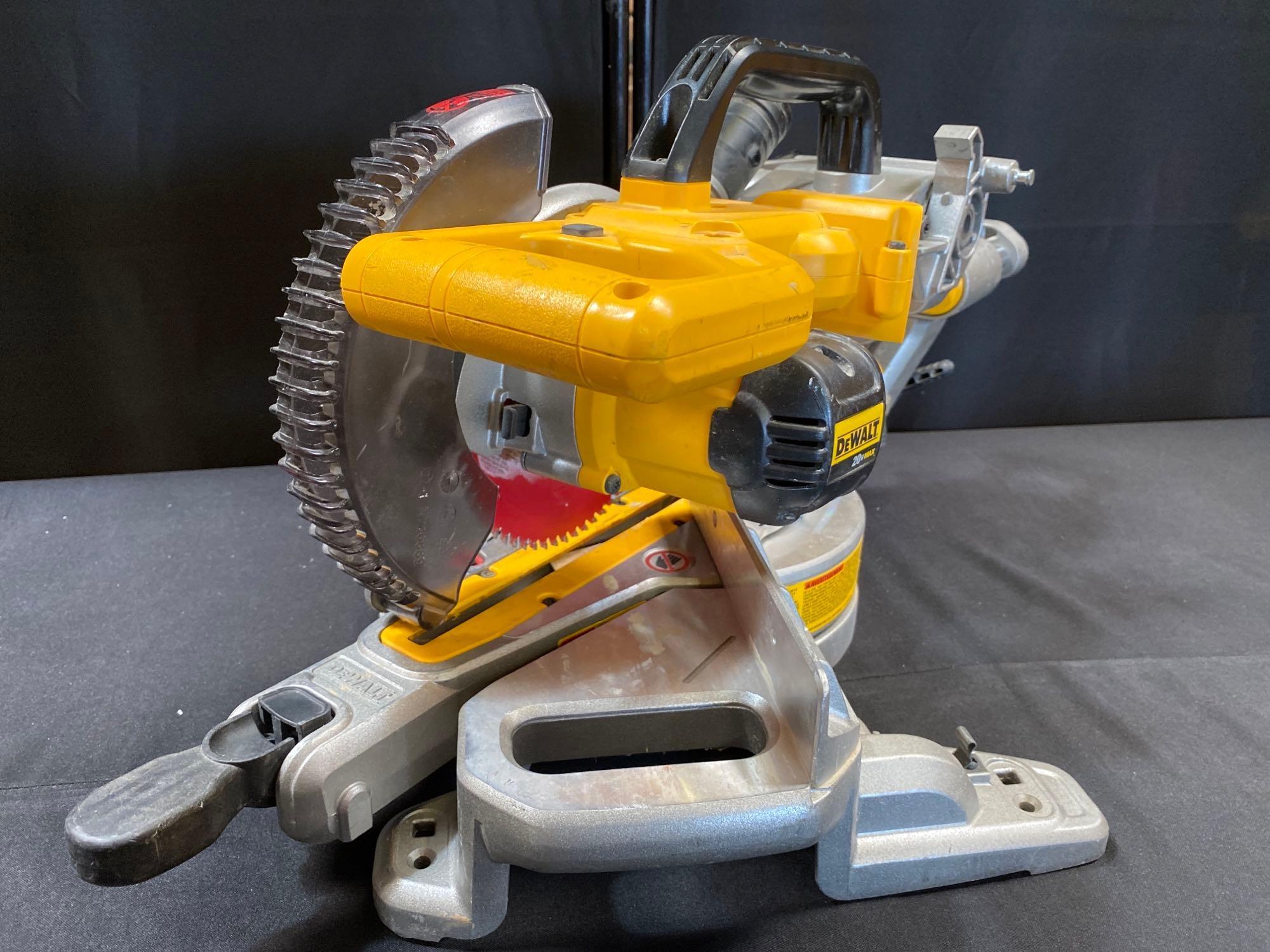 DeWALT 7-1/4" (184 mm) CORDLESS SLIDING COMPOUND MITER SAW KIT