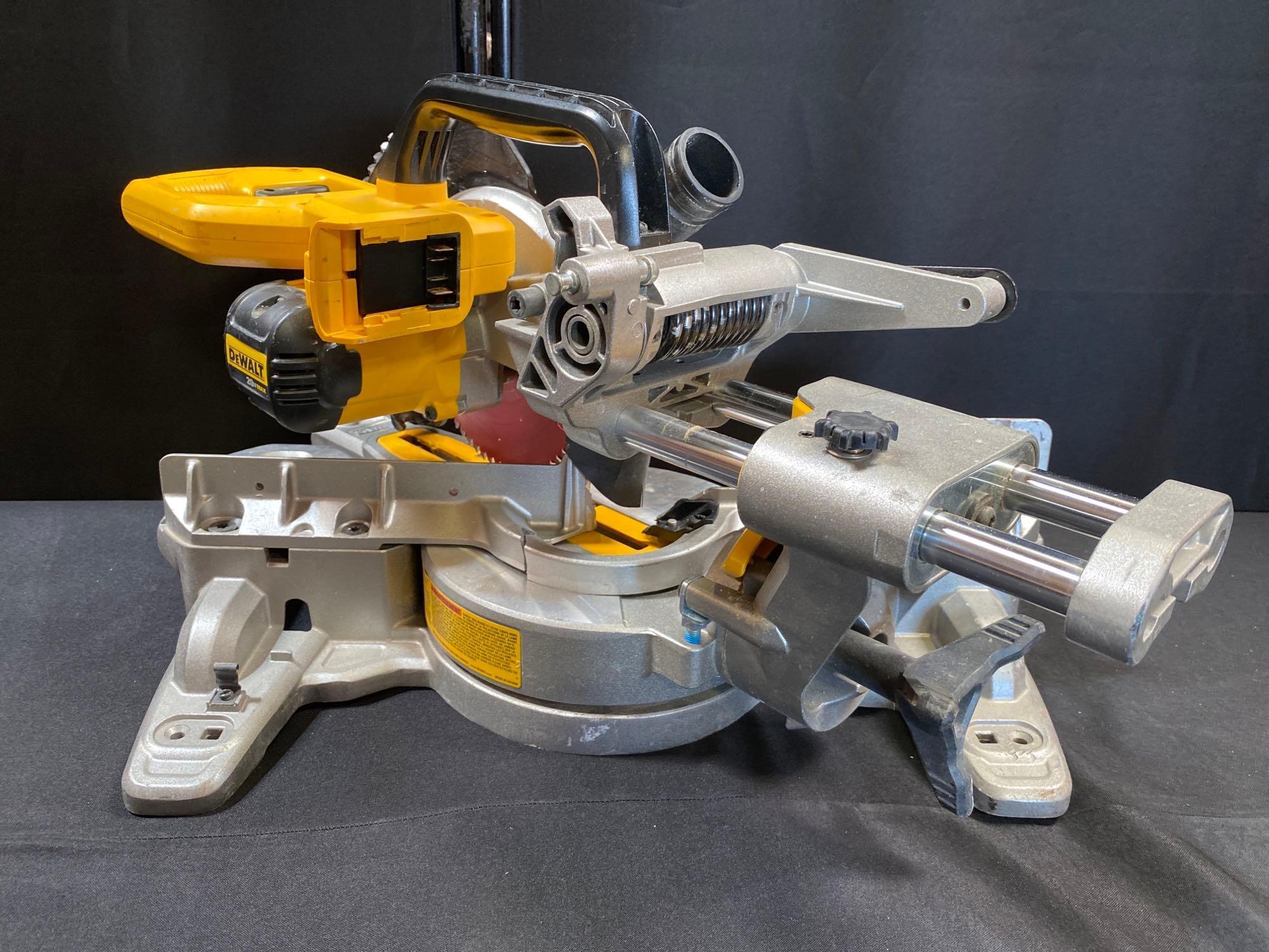 DeWALT 7-1/4" (184 mm) CORDLESS SLIDING COMPOUND MITER SAW KIT