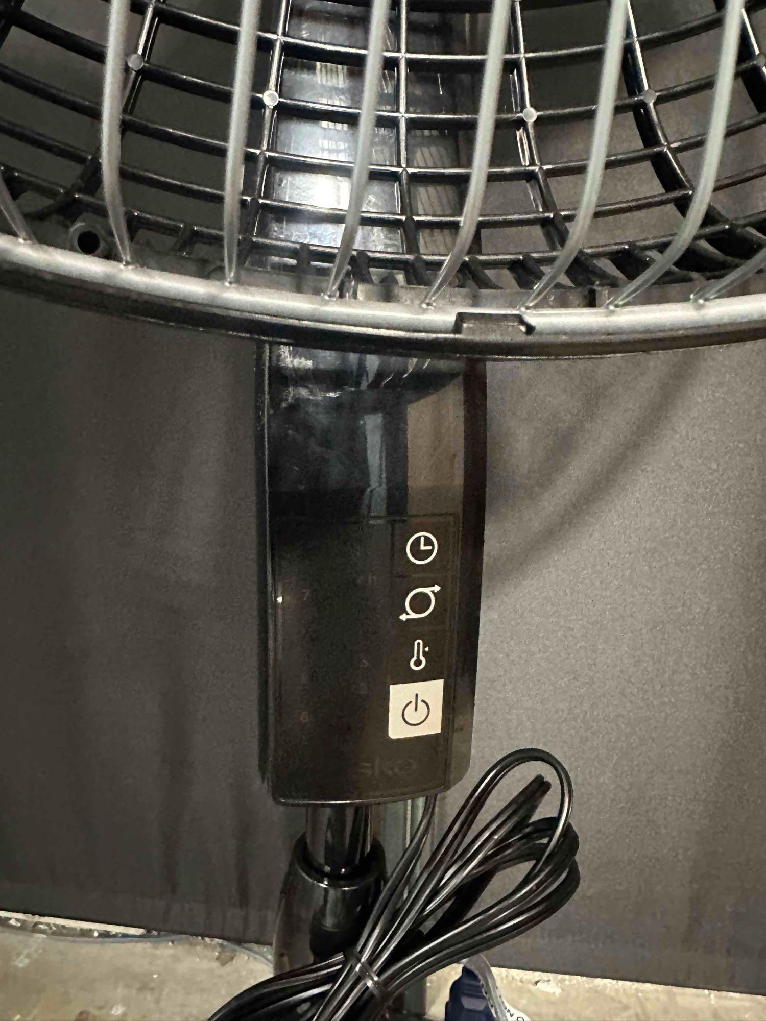 Lasko Oscillating Pedestal Fan 16"