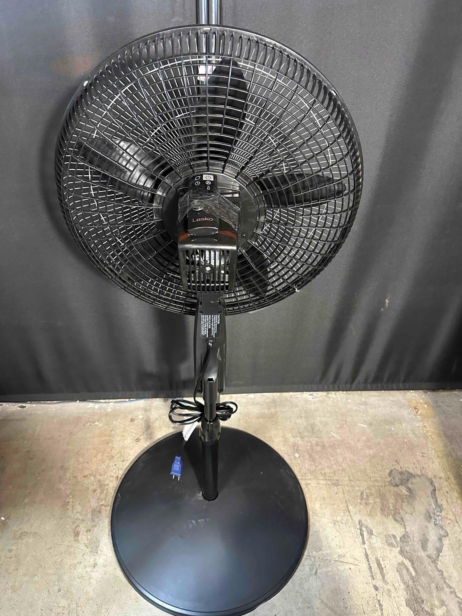Lasko Oscillating Pedestal Fan 16"