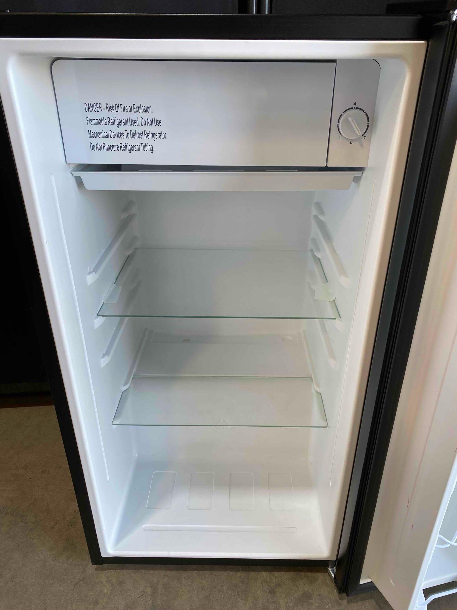 IGLOO 18 in. Width 3.2 cu.ft Black Mini Refrigerator