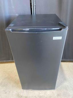 IGLOO 18 in. Width 3.2 cu.ft Black Mini Refrigerator