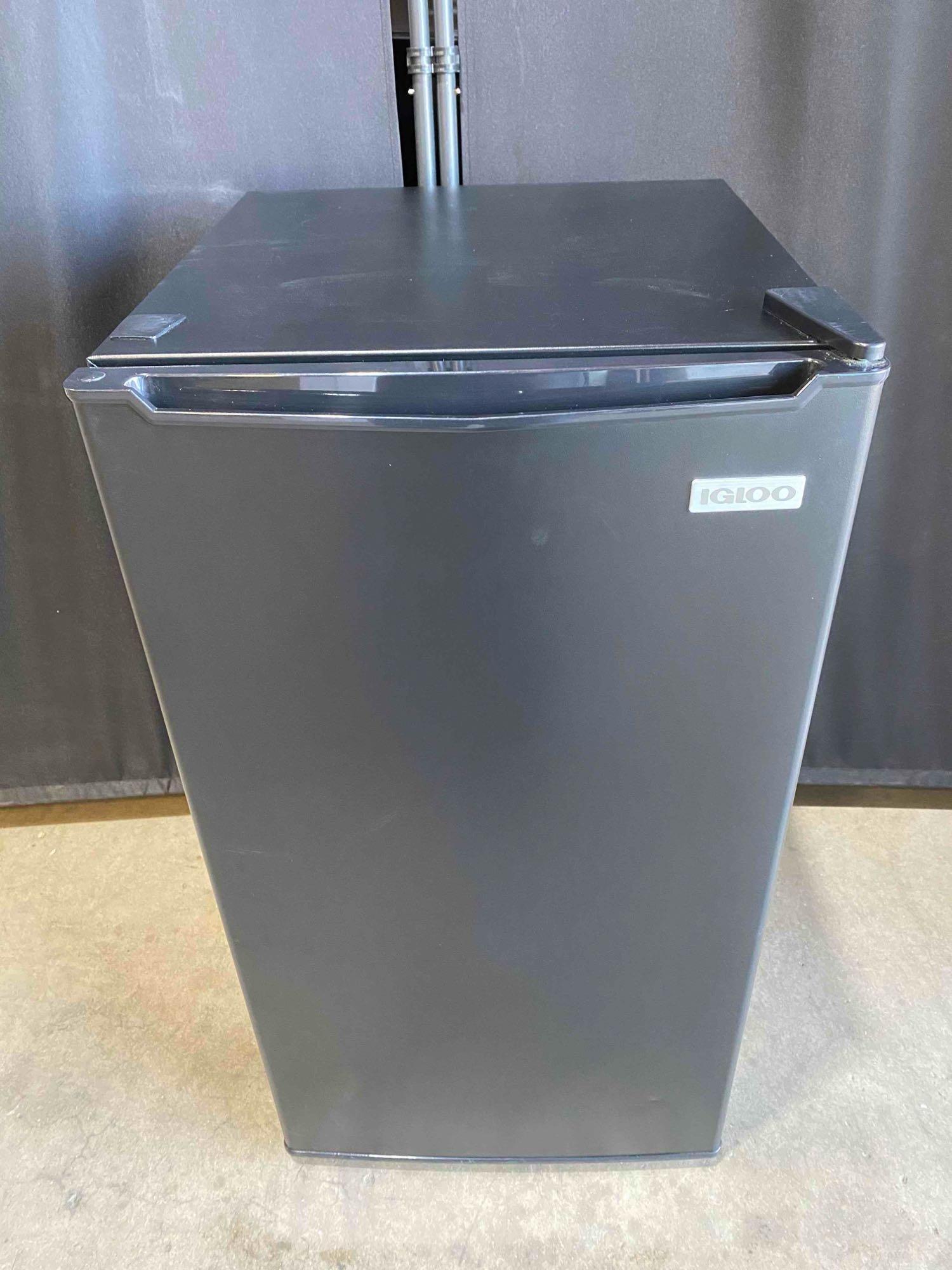 IGLOO 18 in. Width 3.2 cu.ft Black Mini Refrigerator