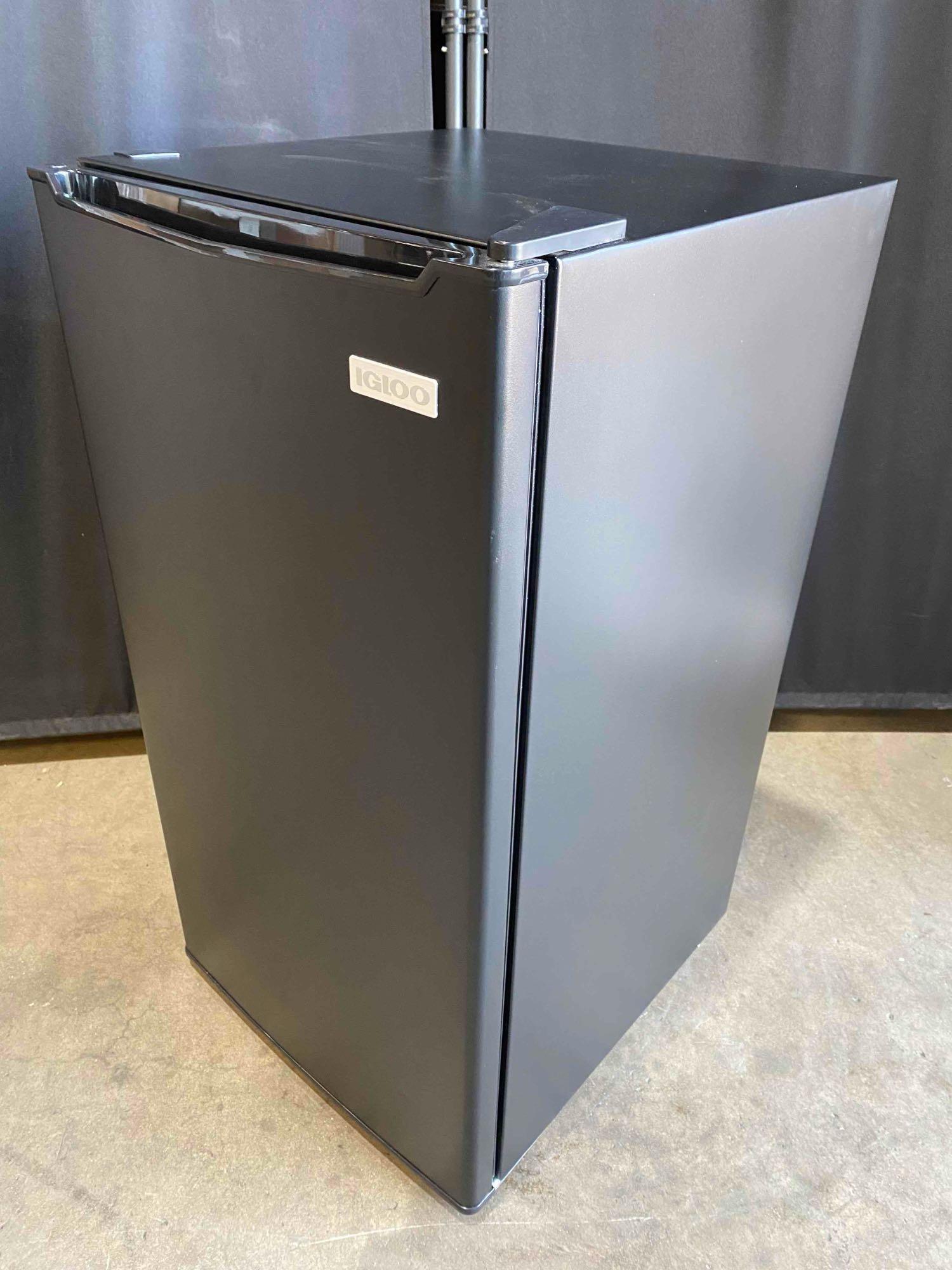 IGLOO 18 in. Width 3.2 cu.ft Black Mini Refrigerator