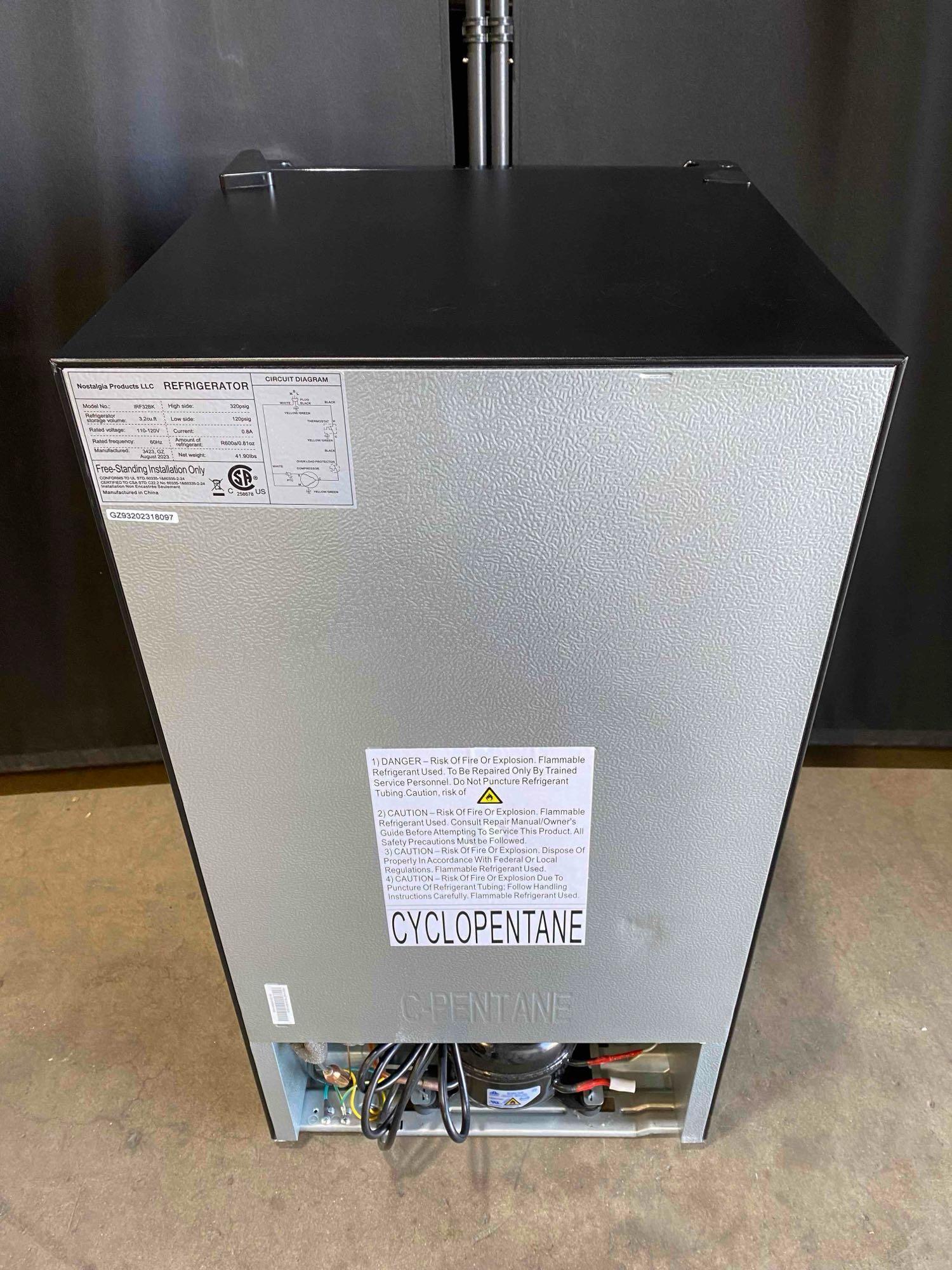 IGLOO 18 in. Width 3.2 cu.ft Black Mini Refrigerator