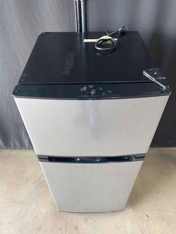 Insignia - 4.3 Cu. Ft. Mini Fridge with Top Freezer