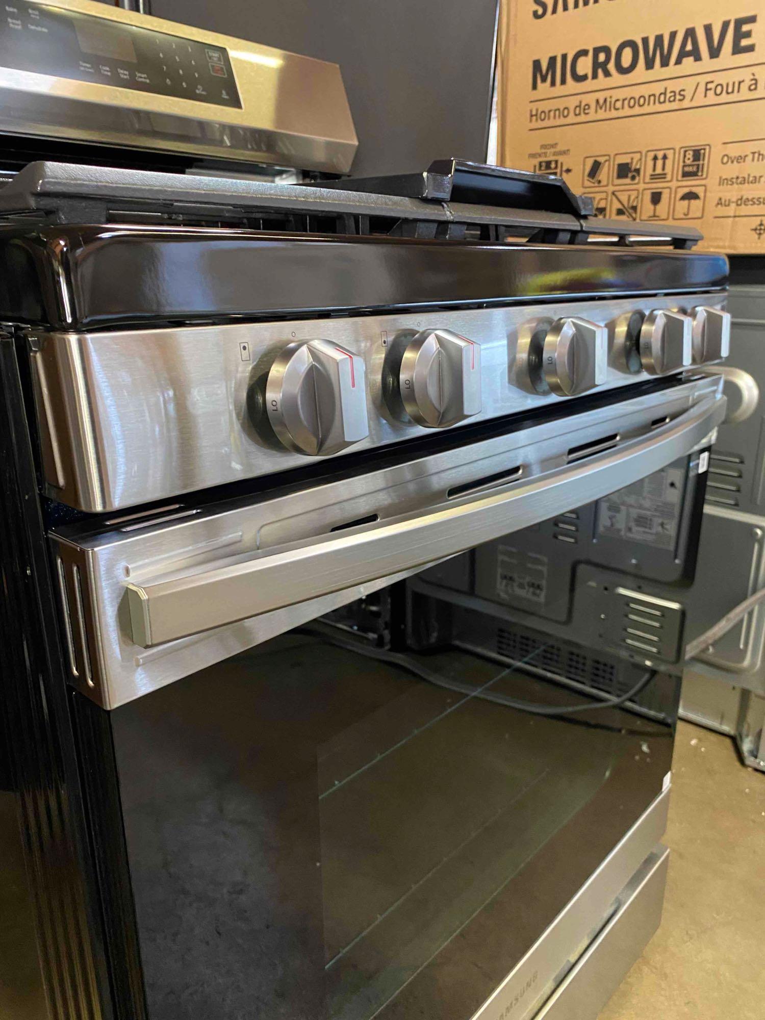 Samsung 6 cu. ft. Smart Wi-Fi Enabled Convection Gas Range