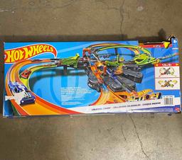 Hot Wheels Colossal Car Toy Track Set