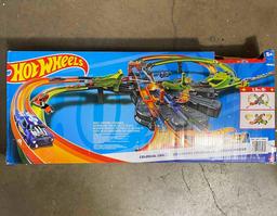 Hot Wheels Colossal Car Toy Track Set
