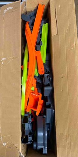 Hot Wheels Colossal Car Toy Track Set