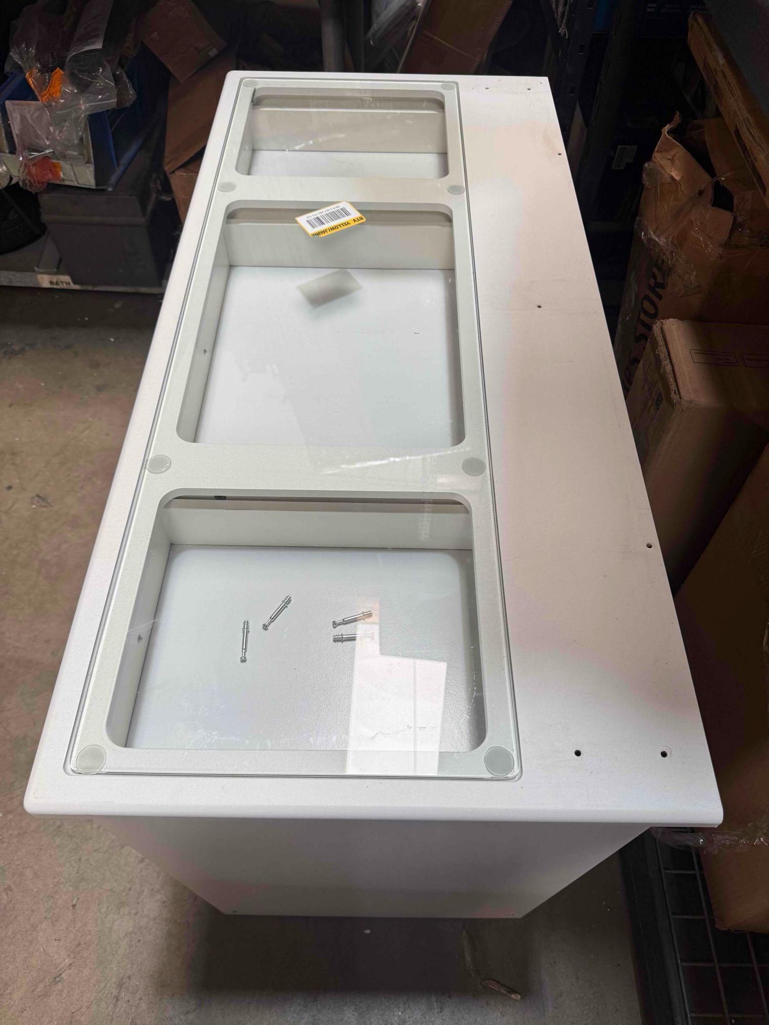 White Modern Makeup Vanity Desk 9 Drawers Wood Dressing Table With 3 Mirrors
