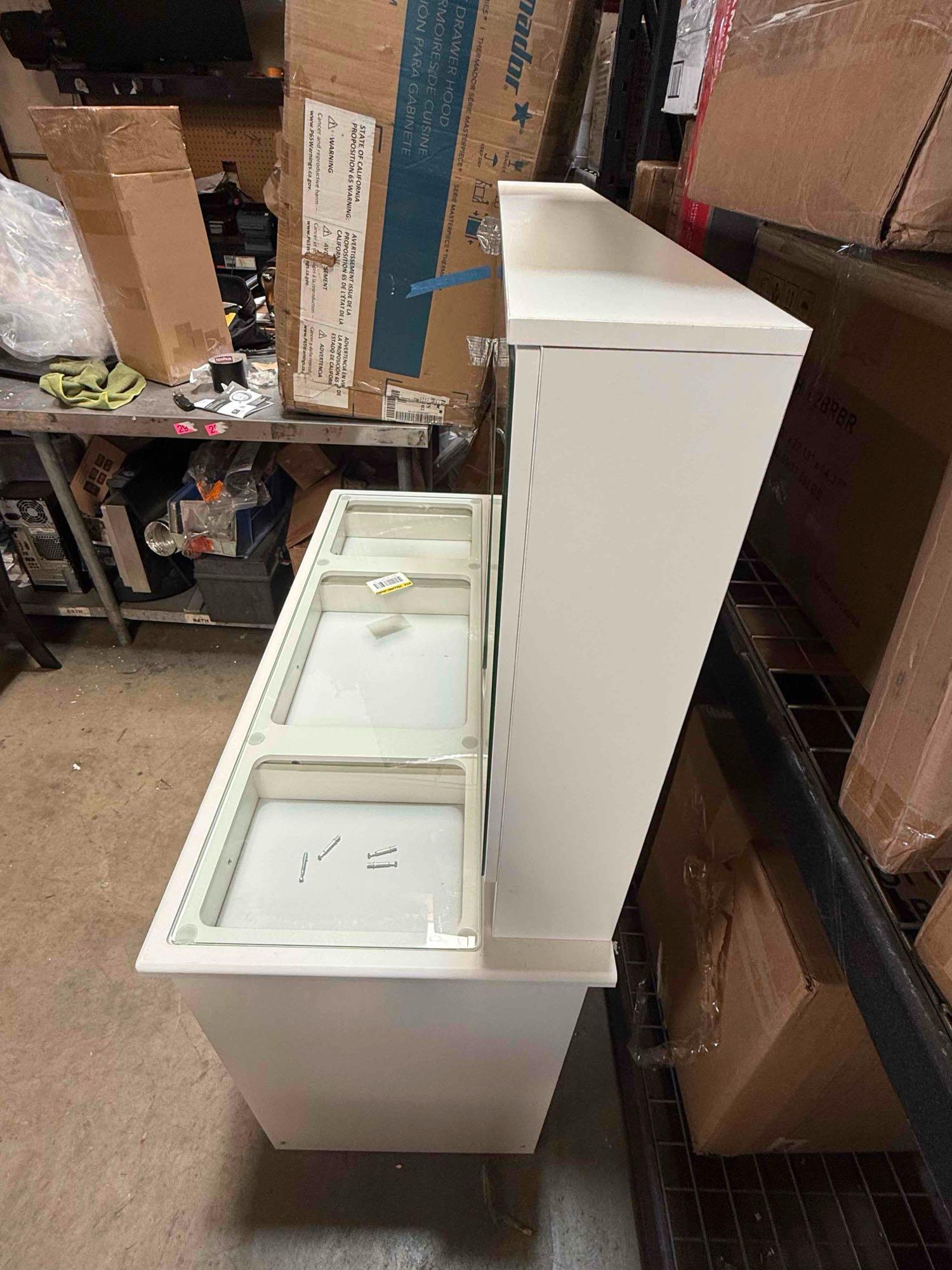 White Modern Makeup Vanity Desk 9 Drawers Wood Dressing Table With 3 Mirrors