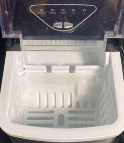 Frigidaire 26 Lbs per Day Portable Compact Maker