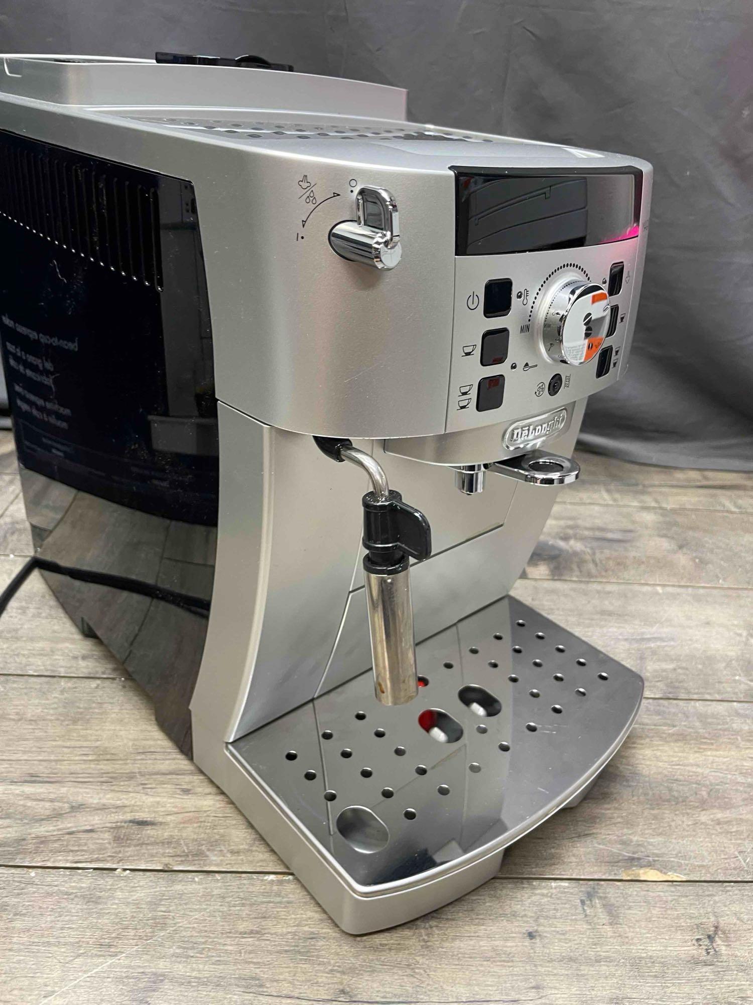 DeLonghi Magnifica XS Espresso Machine