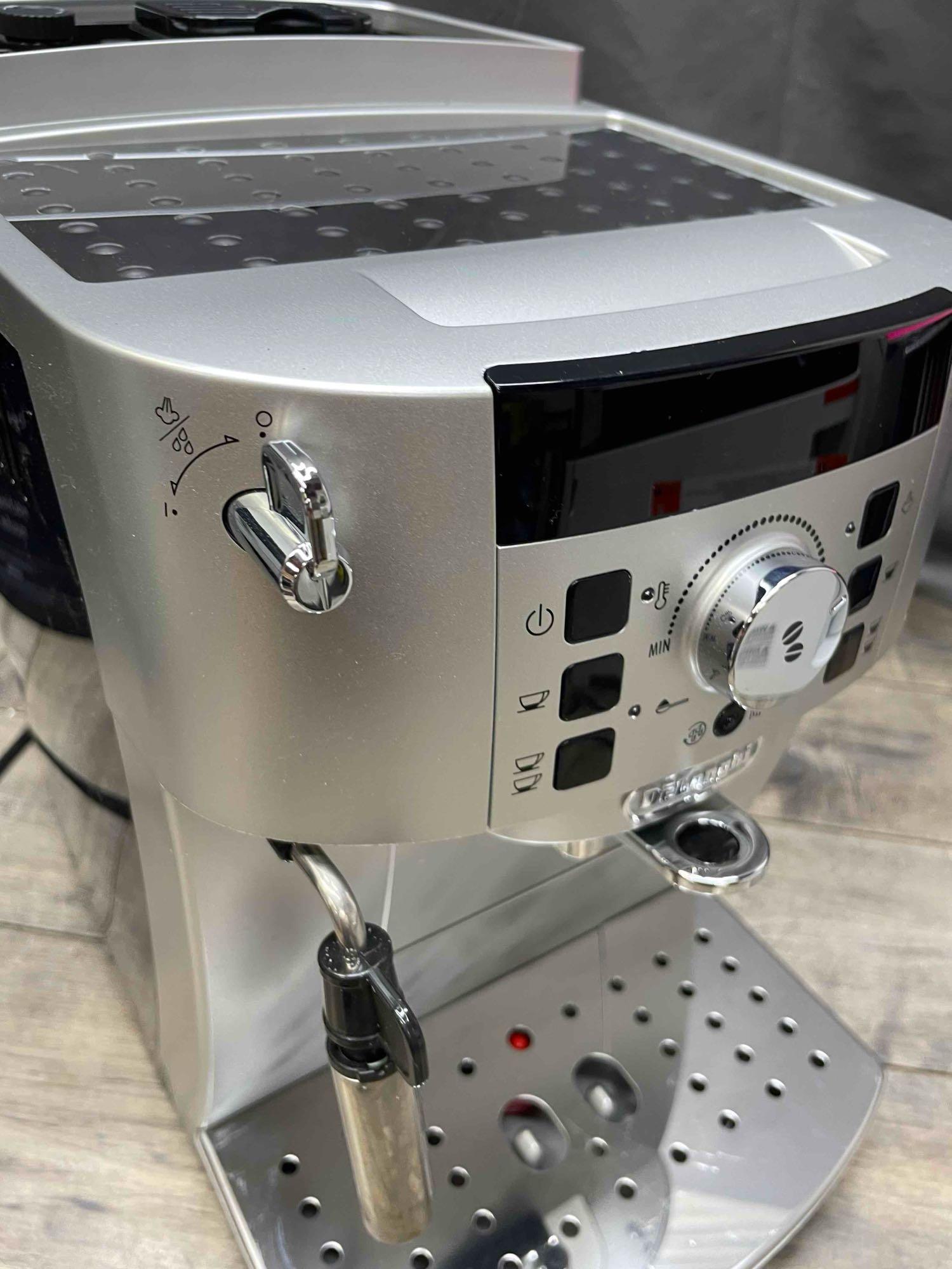 DeLonghi Magnifica XS Espresso Machine