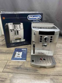 DeLonghi Magnifica XS Espresso Machine