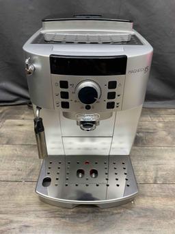DeLonghi Magnifica XS Espresso Machine