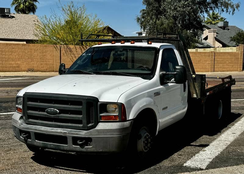 2005 Ford F-350 Super Duty 2 Door Flatbed Pickup Truck