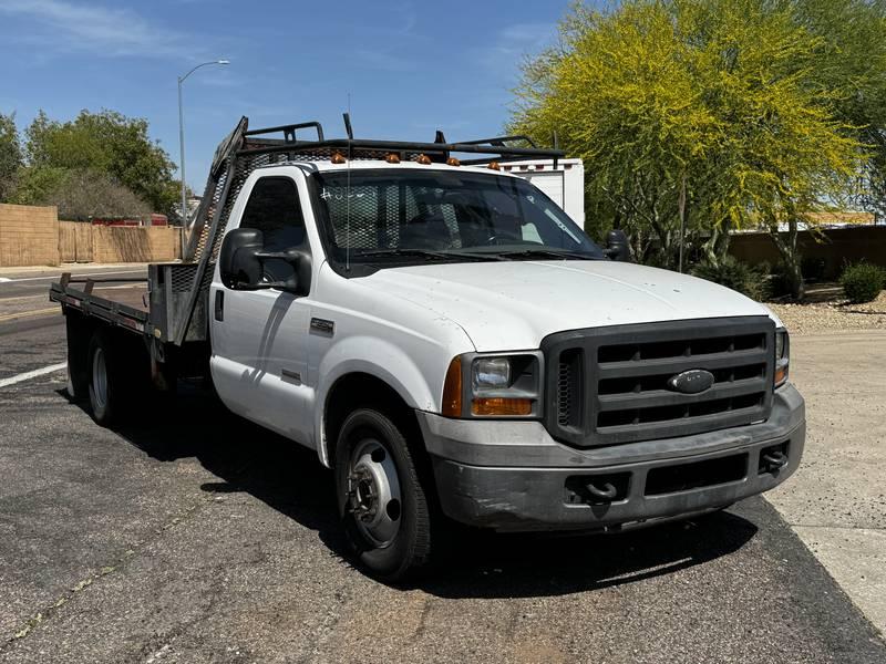 2005 Ford F-350 Super Duty 2 Door Flatbed Pickup Truck