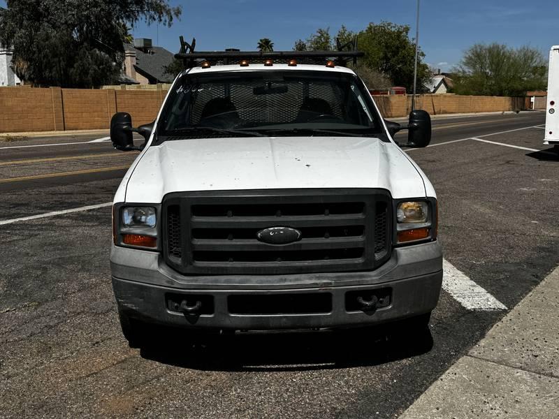 2005 Ford F-350 Super Duty 2 Door Flatbed Pickup Truck