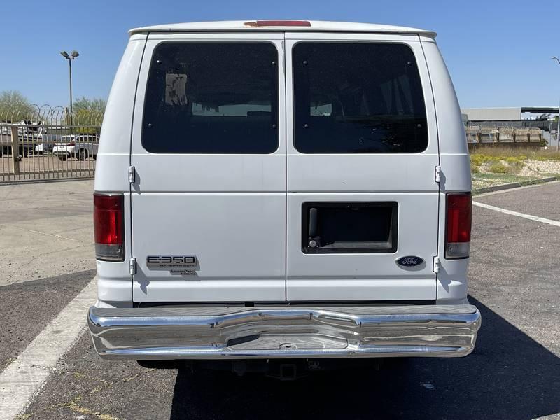 2006 Ford E-350 Super Duty XLT 3 Door Passenger Van