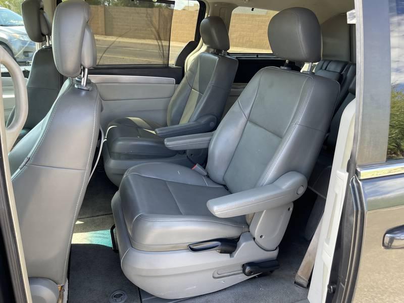 2011 Volkswagen Routan SE 4 Door Mini Van