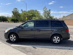 2011 Volkswagen Routan SE 4 Door Mini Van