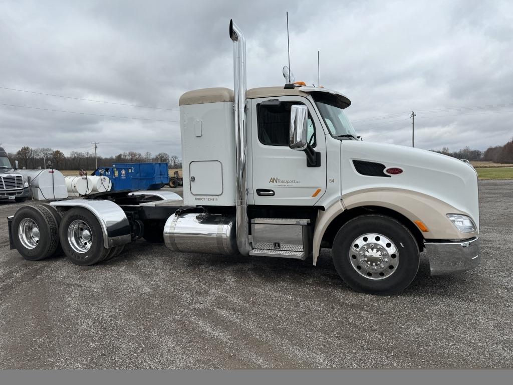 2015 Peterbilt 579 Sleeper Truck