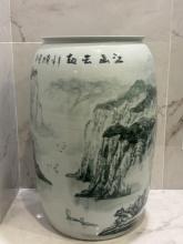 Chinese-Style Porcelain Vase – Decorative Ceramic Collectible