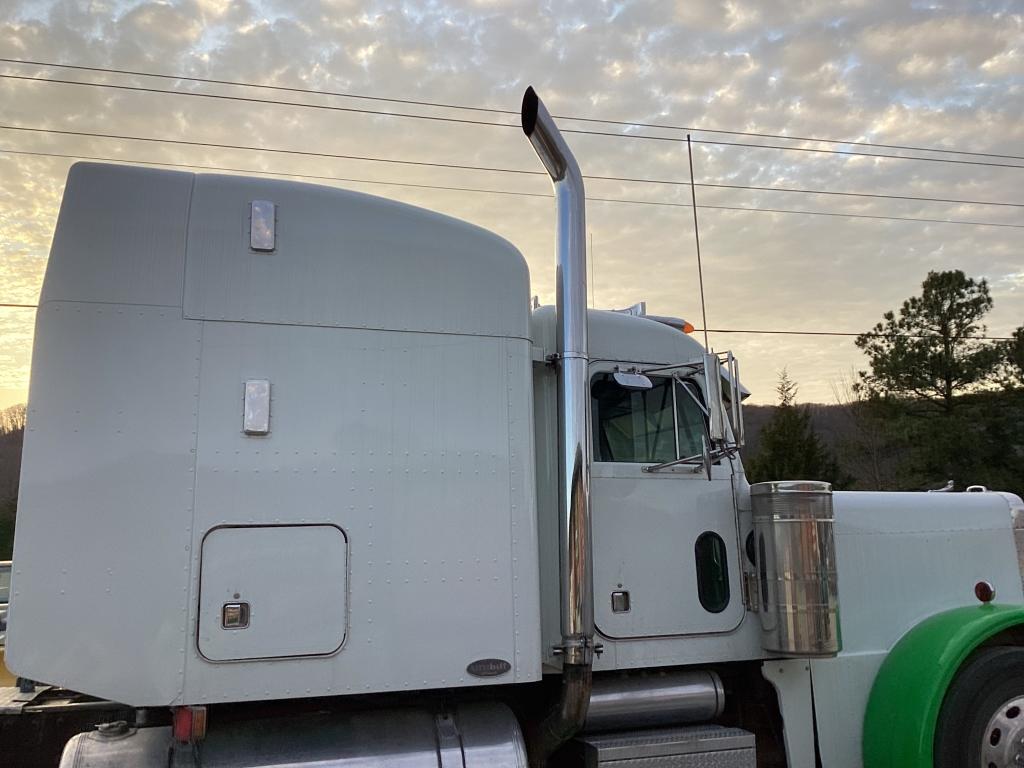 2003 PETERBILT 379 SLEEPER TRACTOR