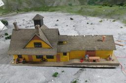 HO Scale Yellow Train Station