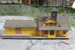 HO Scale Yellow Train Station