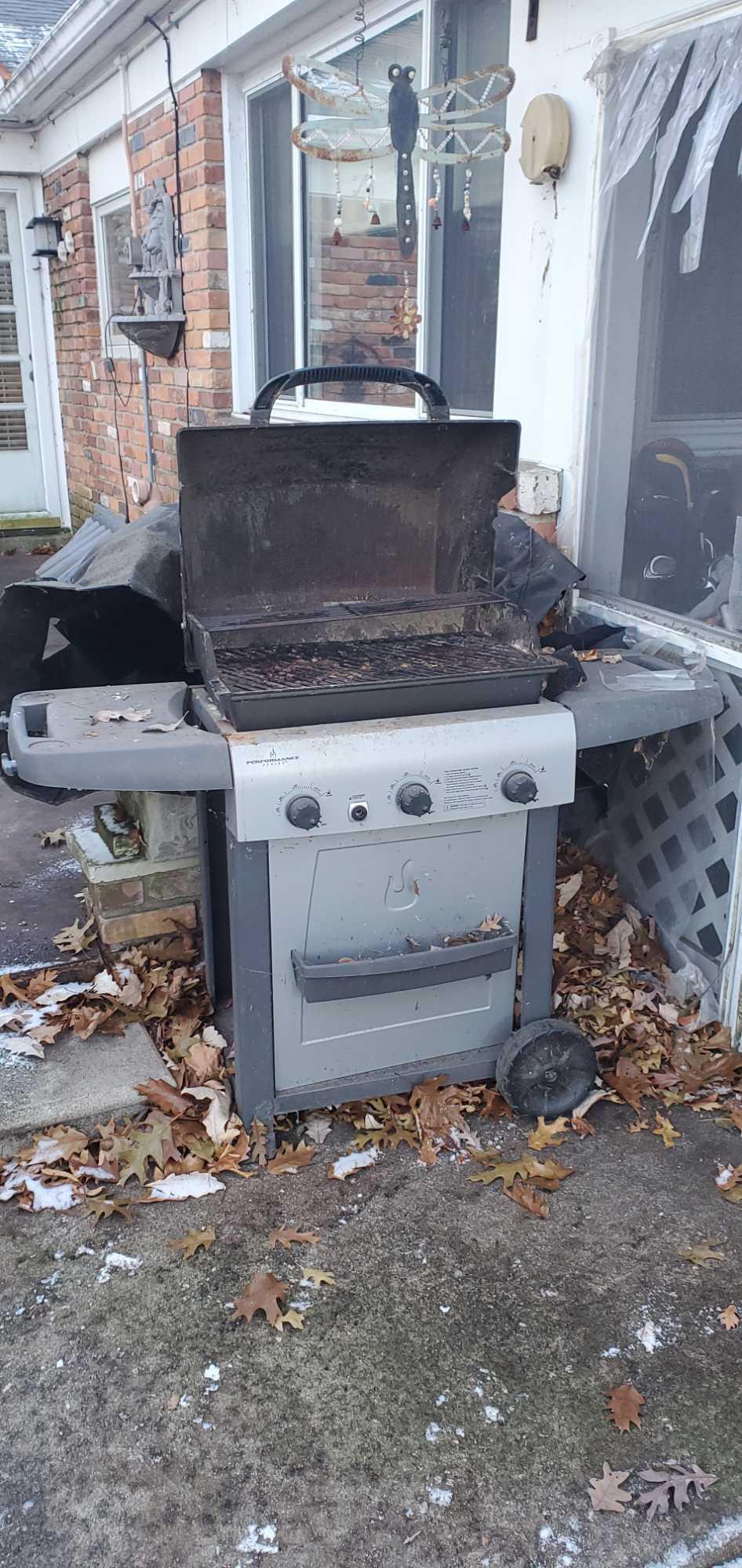 O- Char-broil 3-Burner Gas Grill