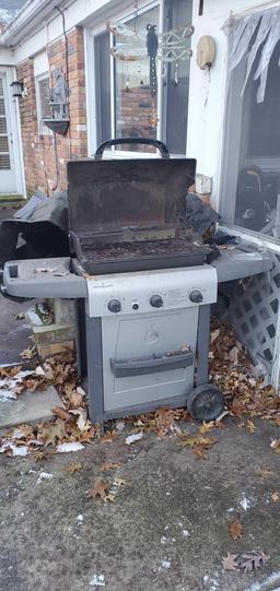 O- Char-broil 3-Burner Gas Grill