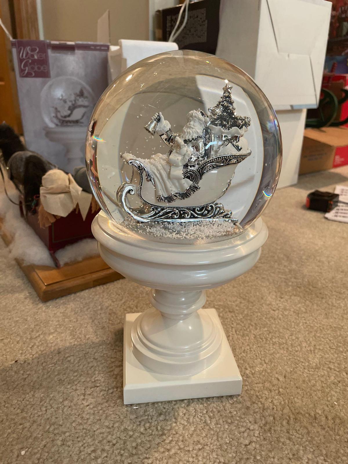 UB2- Christmas Water Globe