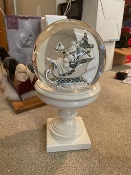 UB2- Christmas Water Globe