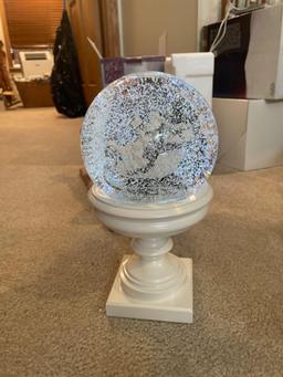UB2- Christmas Water Globe