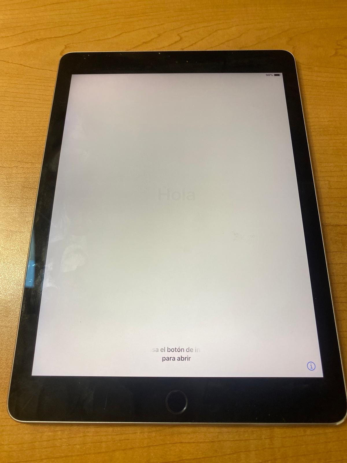 B- iPad 16 GB