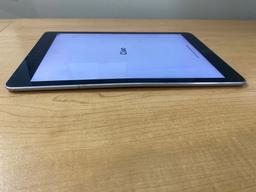 B- iPad 16 GB