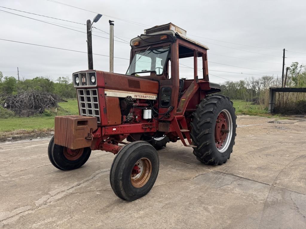 International 986 Tractor