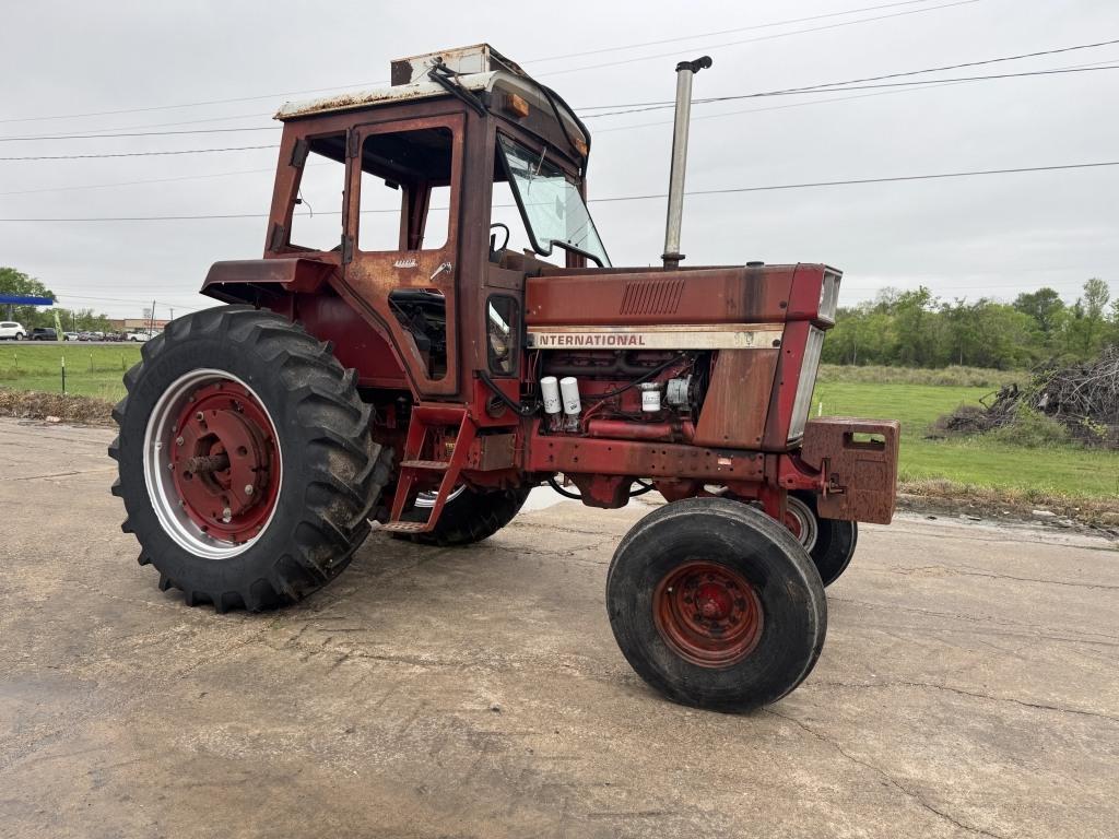 International 986 Tractor