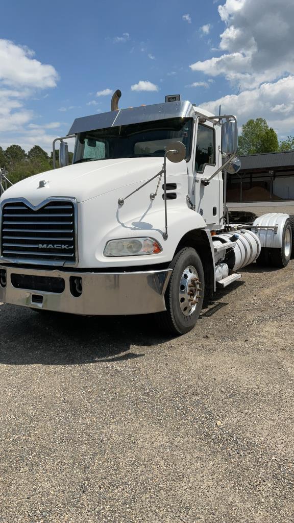 2016 Mack Road Tractor