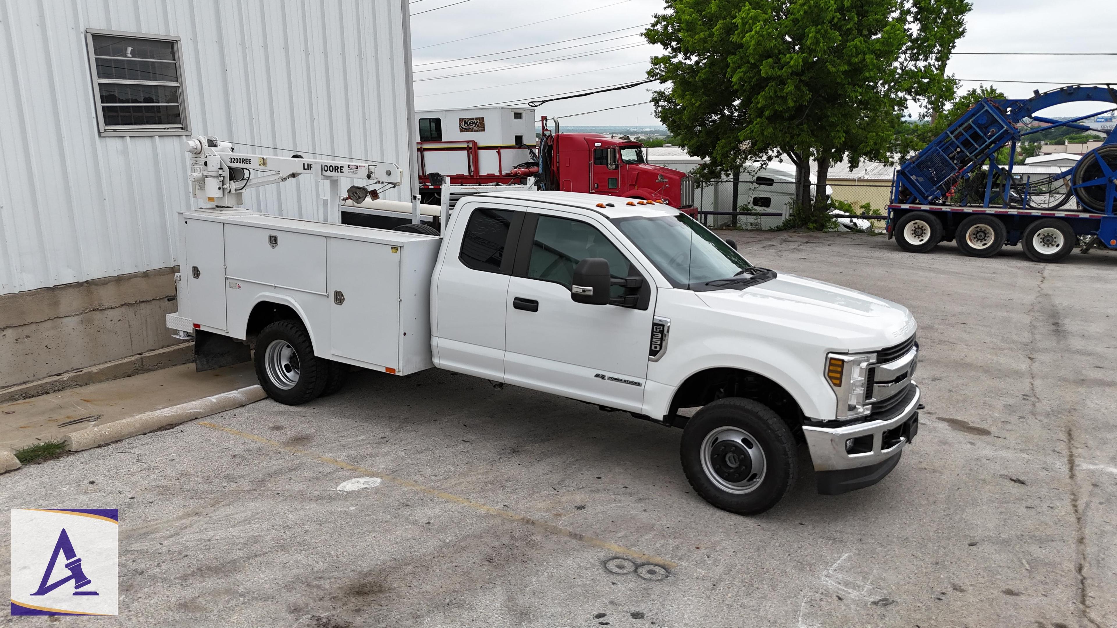 2019 Ford F350 Service Truck - Liftmoore 3200REE Crane - ONLY 61,998 MILES!