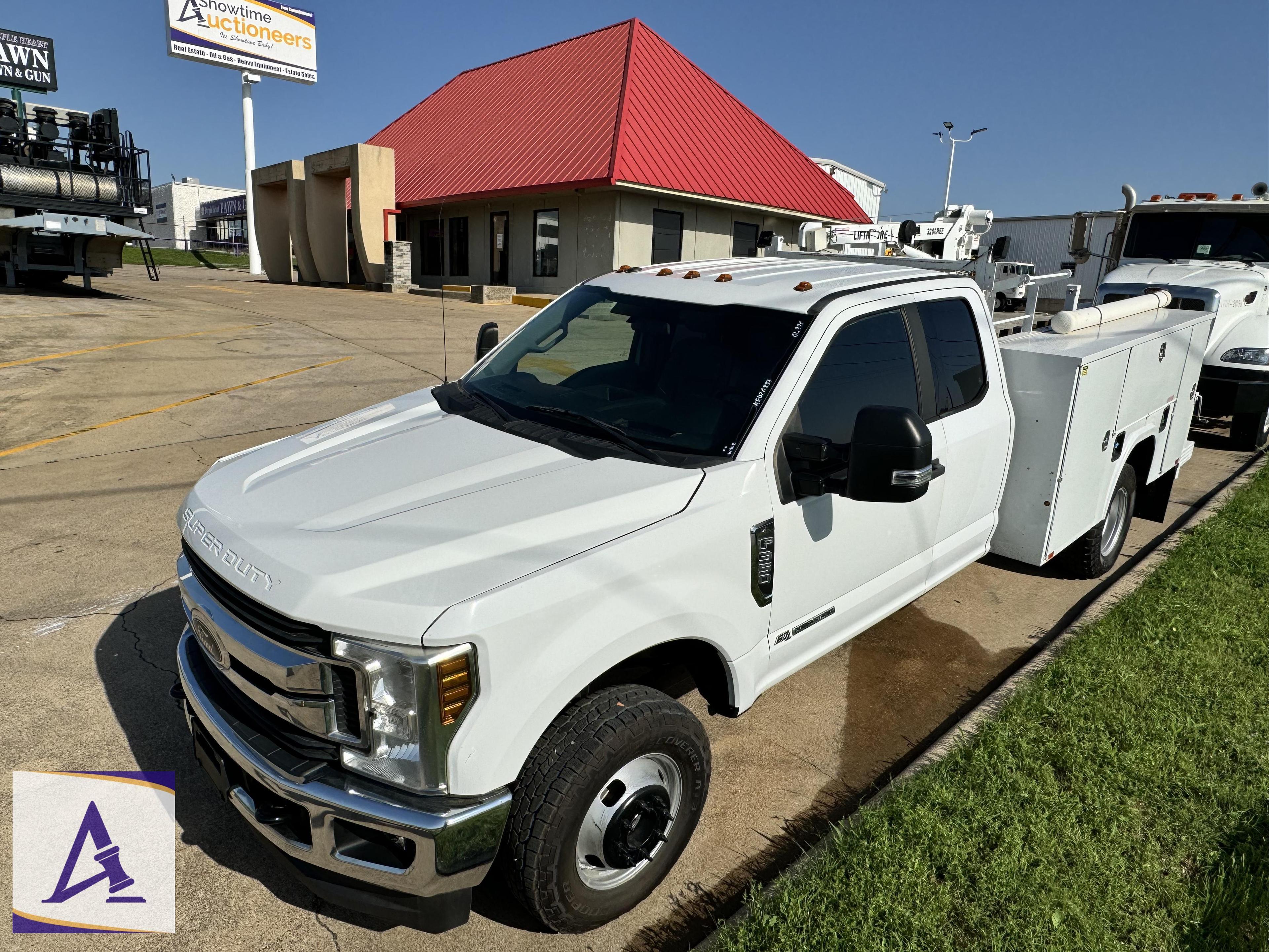 2019 Ford F350 Service Truck - Liftmoore 3200REE Crane - ONLY 61,998 MILES!