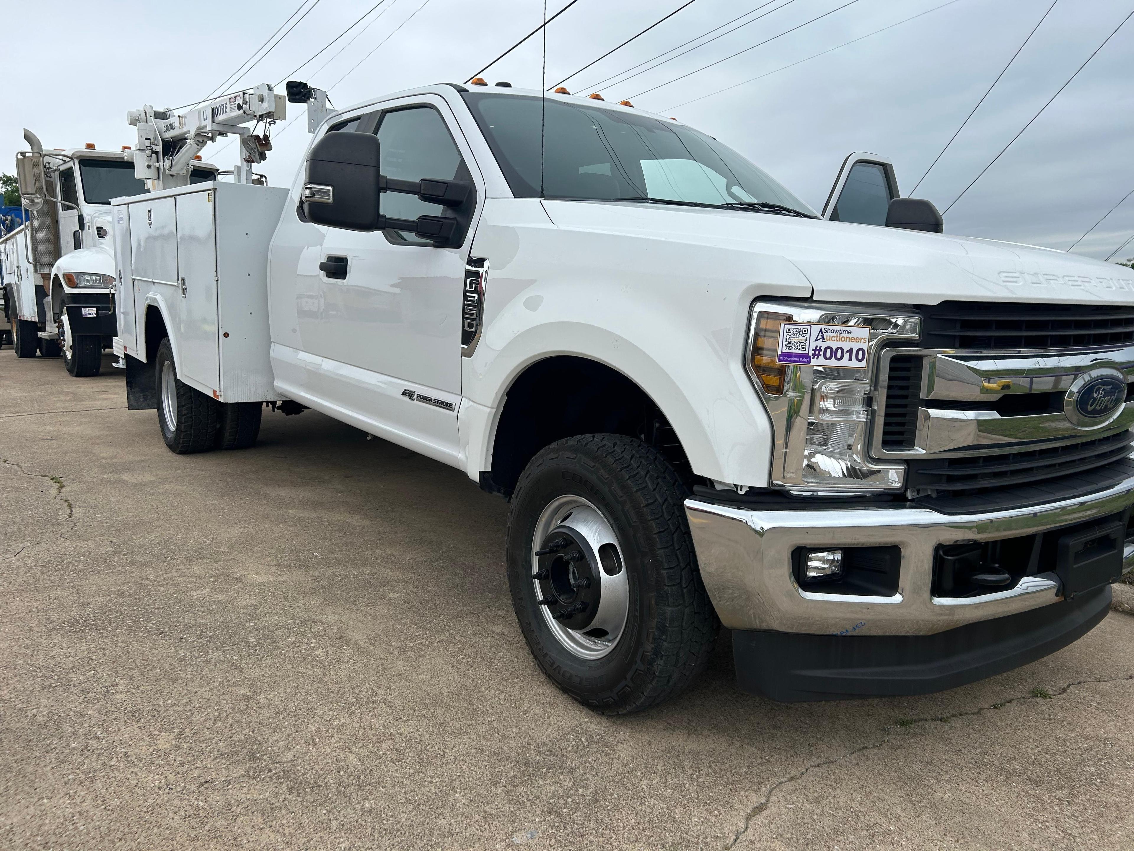 2019 Ford F350 Service Truck - Liftmoore 3200REE Crane - ONLY 61,998 MILES!