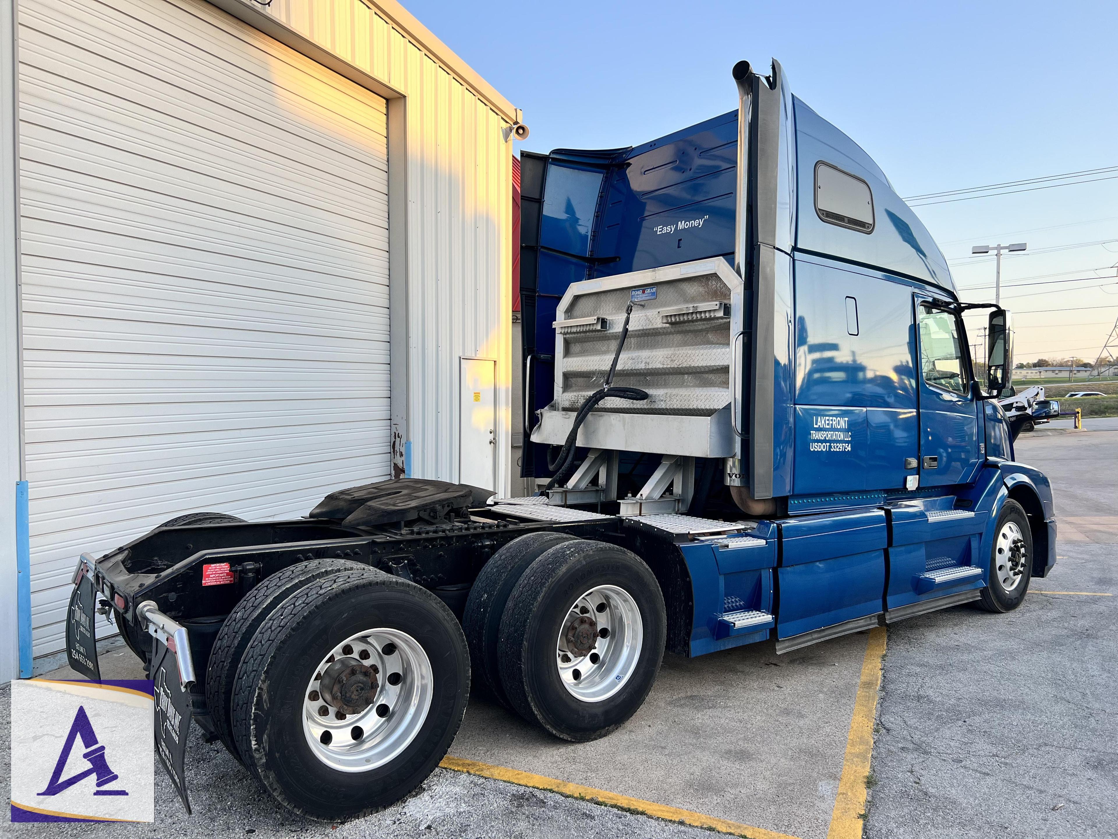 2016 Volvo Truck Tractor with Sleeper, Detroit DD13 455HP Vin# 4V4NC9EH4HN971537