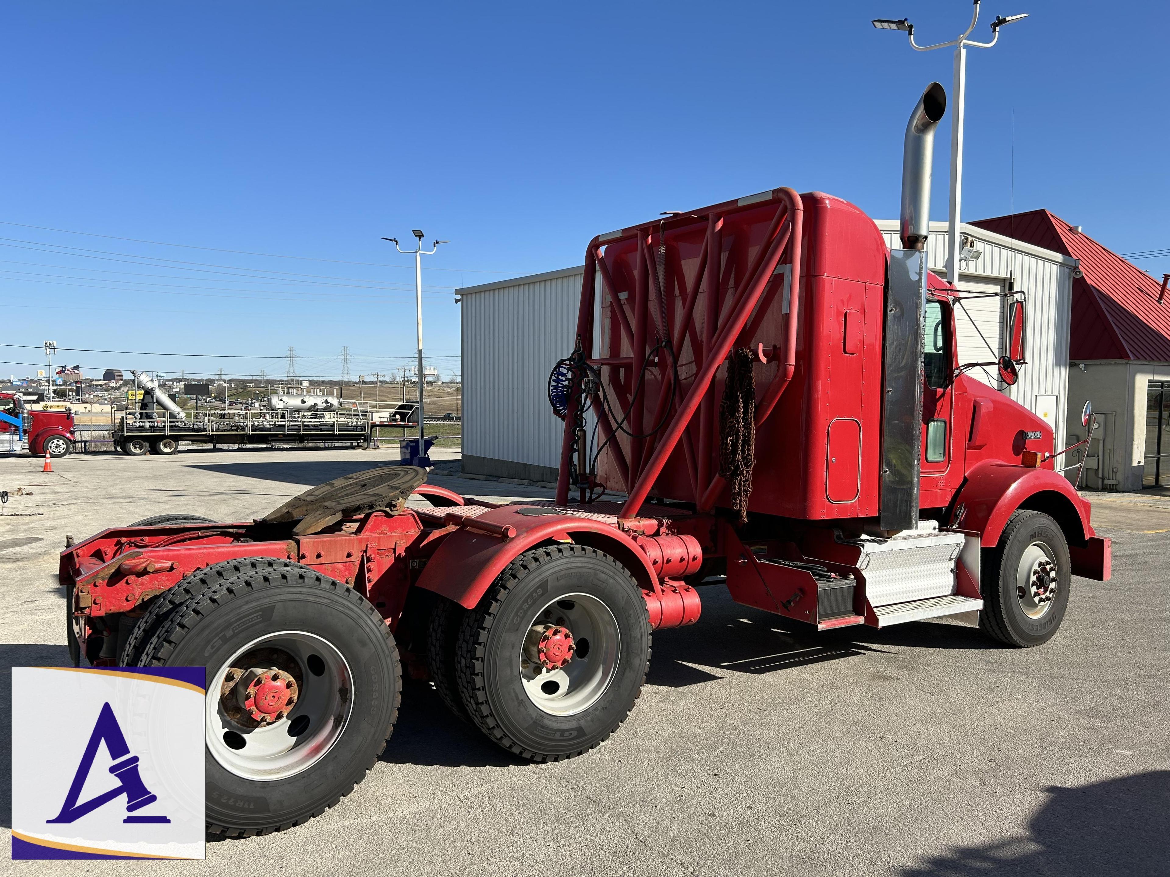 2008 Kenworth T800 Truck Tractor with Sleeper - CAT C13 Diesel - Eaton Fuller Transmission