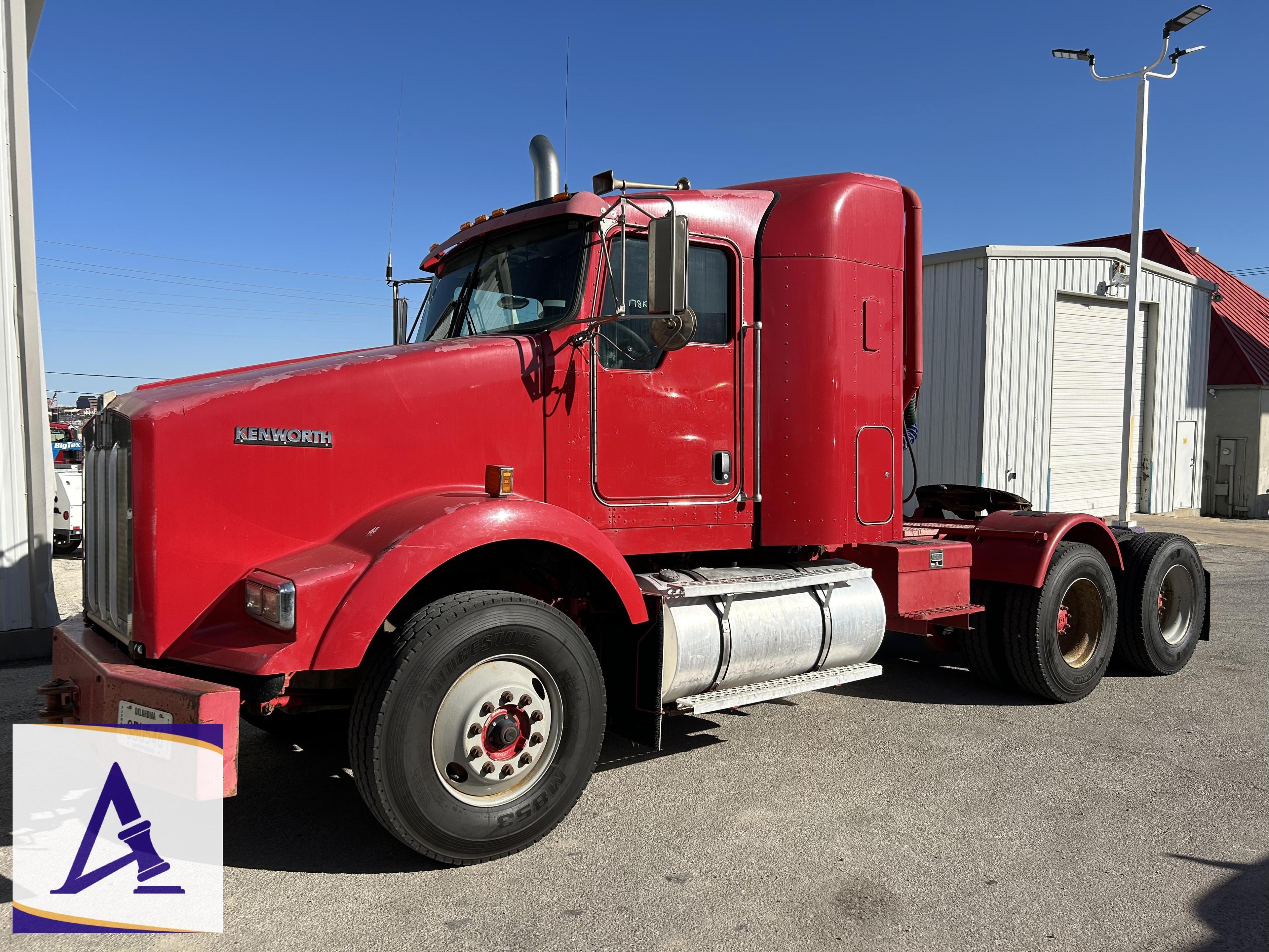 2008 Kenworth T800 Truck Tractor with Sleeper - CAT C13 Diesel - Eaton Fuller Transmission